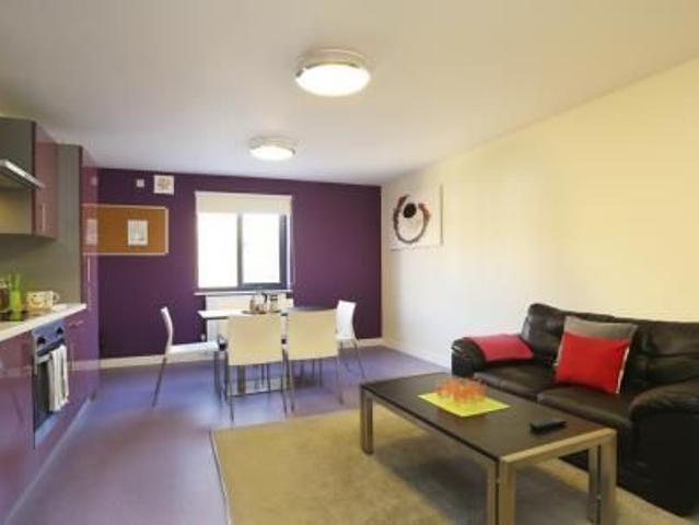 6 bedroom private hall to rent