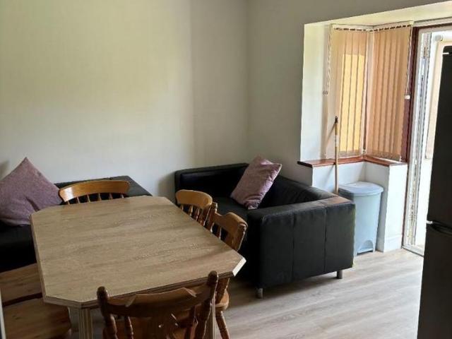 6 bedroom private hall to rent