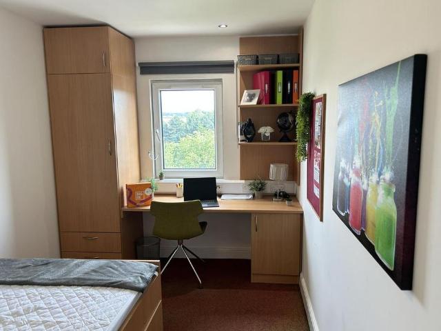 6 bedroom private hall to rent