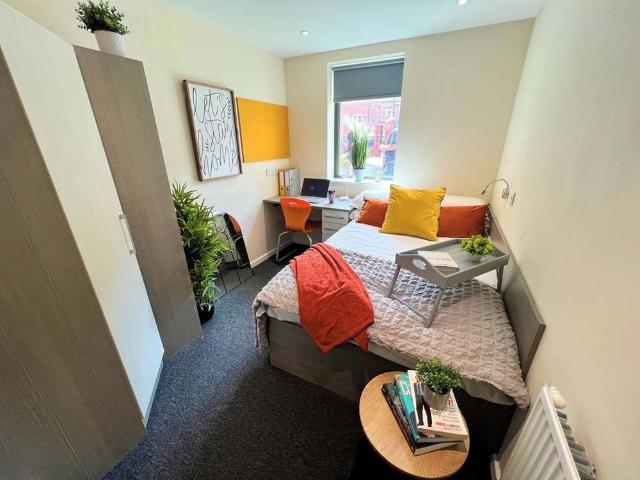 6 bedroom private hall to rent