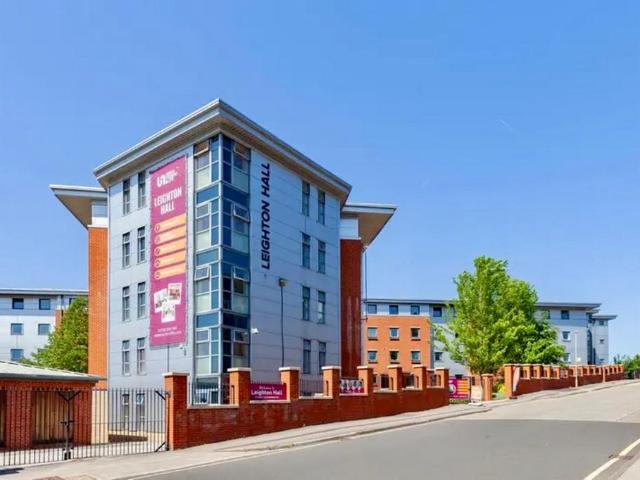 6 bedroom private halls for sale