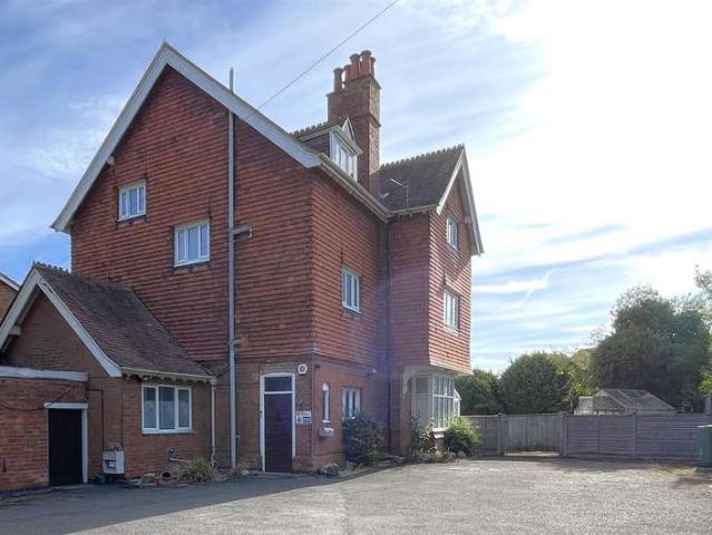 6 Bedroom Detached House