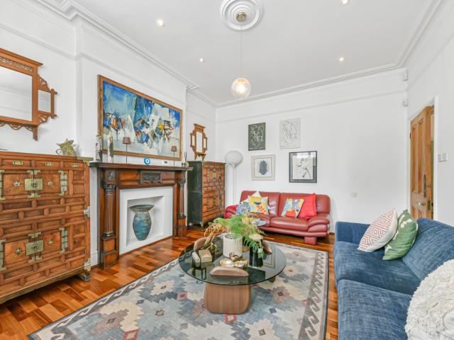 6 bedroom property in Platts Lane, Hampstead, London, NW3 £8,500 pcm | Chestertons