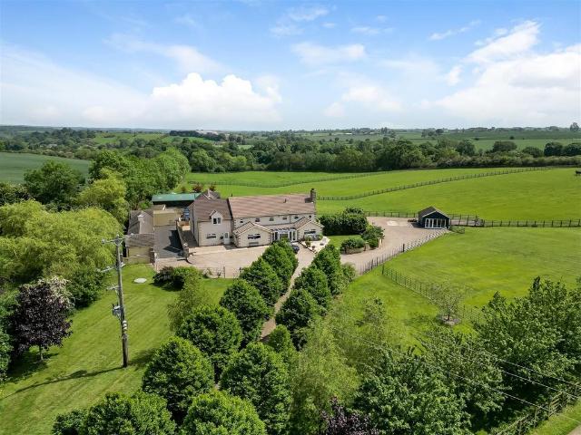 6 bedroom detached house for sale