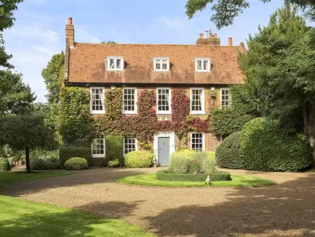 6 bedroom property to let in Norwood Farmhouse, Elvedon Road.