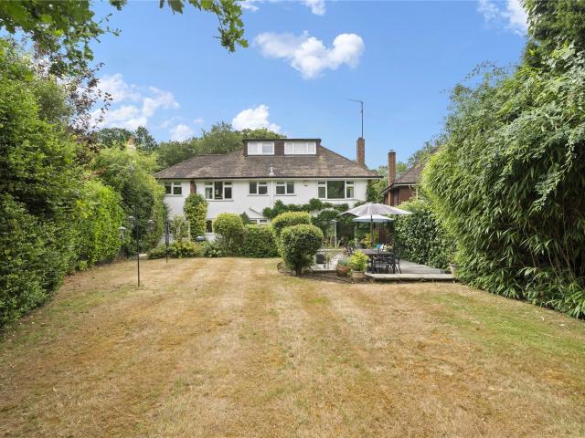 6 bedroom property to let in Lammas Lane, Esher, Surrey, KT10 £4,750 pcm
