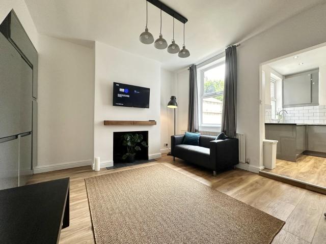 6 bedroom property to let in Westbrook Bank, Sheffield, S11 £3,000 pcm