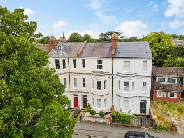 6 Bedroom Town House