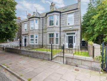6 Bedroom Town House