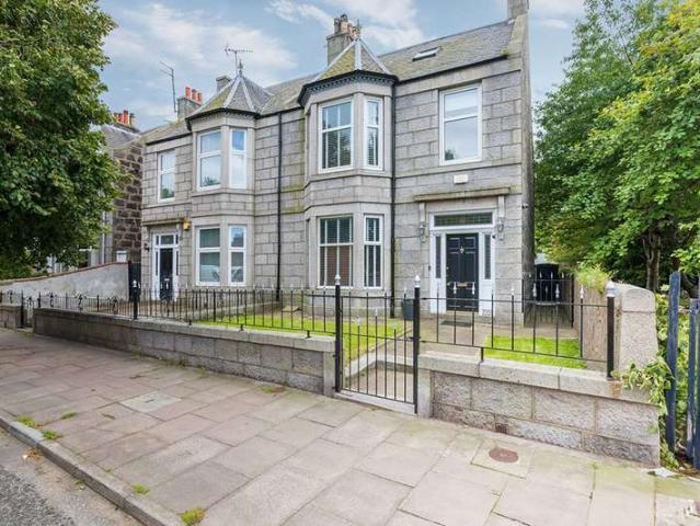 6 Bedroom Town House