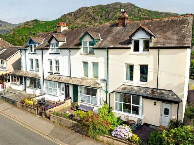 6 Bedroom Town House