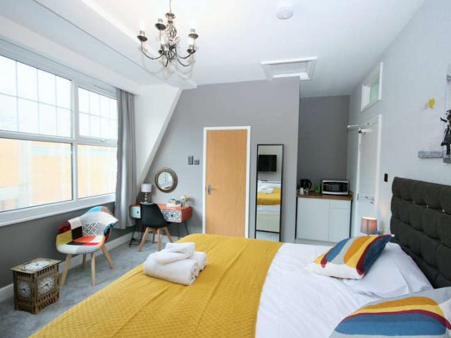 6 Bedroom Town House