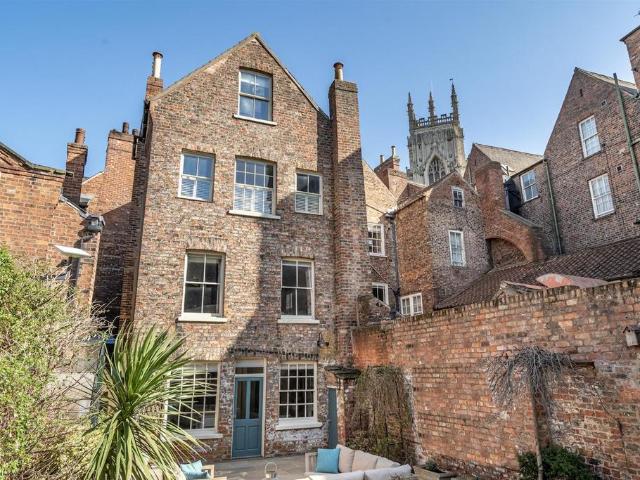 6 bedroom townhouse for sale