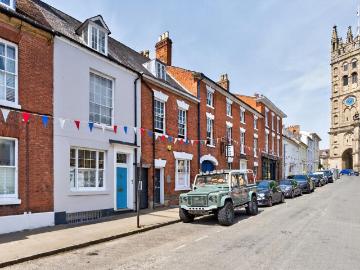6 bedroom townhouse for sale