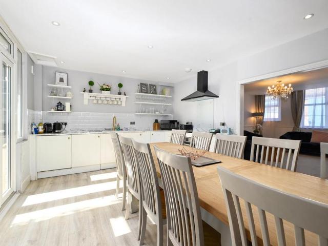 6 bedroom townhouse for sale