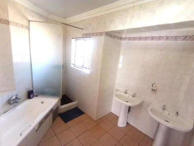 6 Bedroom Townhouse To Rent in The Orchards