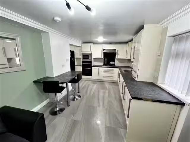 6 bedroom terraced house for rent in 111 Quinton Road, Harborn.