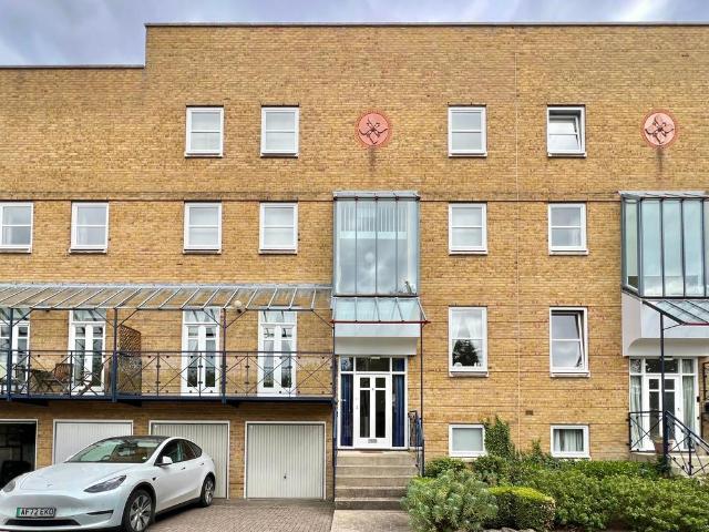 6 bedroom terraced house for sale