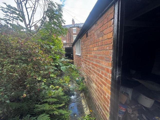 6 bedroom terraced house for sale