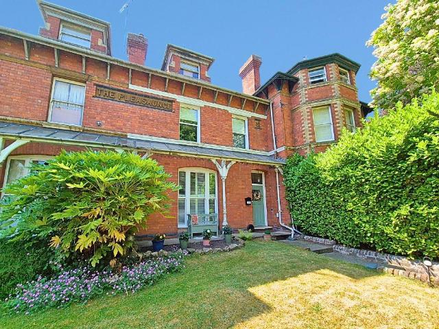 6 bedroom terraced house for sale