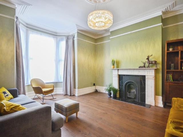 6 bedroom terraced house for sale