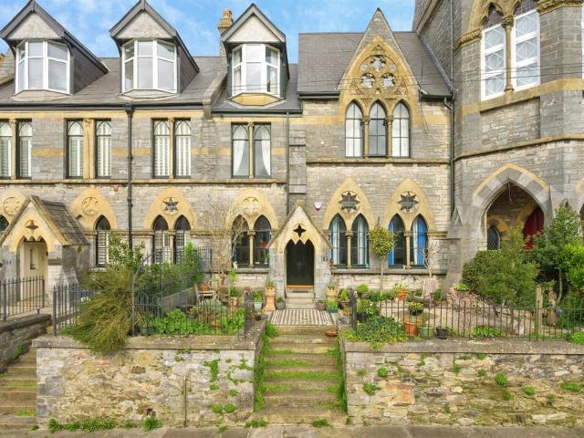 6 bedroom terraced house for sale