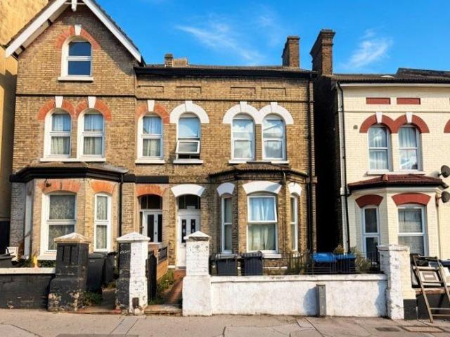 6 bedroom terraced house for sale