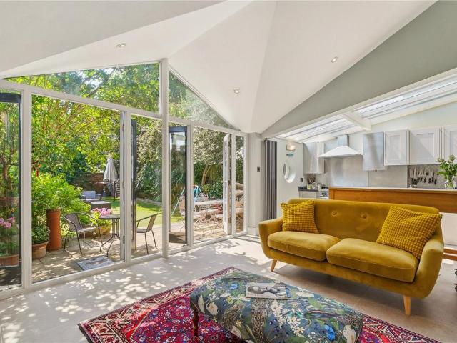 6 bedroom terraced house for sale