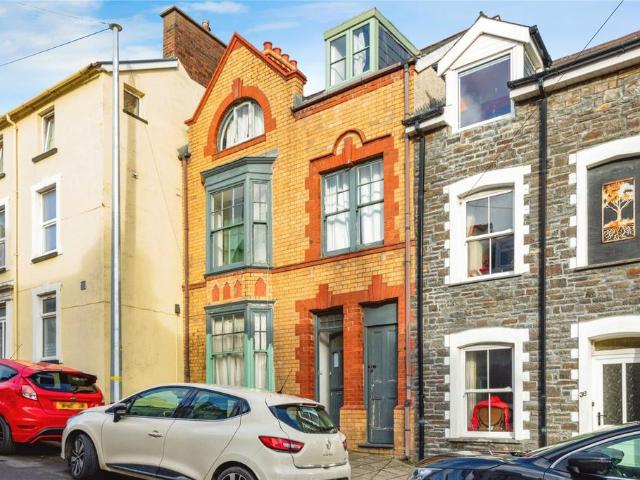 6 bedroom terraced house for sale