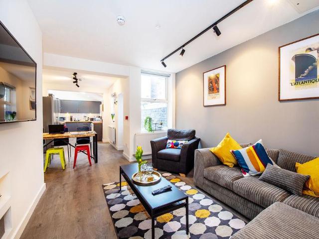 6 bedroom terraced house for sale