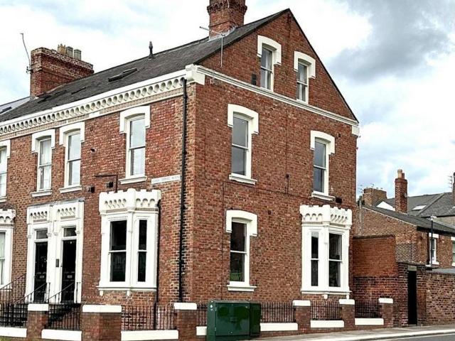 6 bedroom terraced house for sale