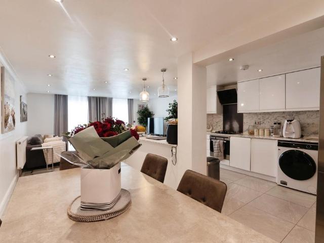 6 bedroom terraced house for sale