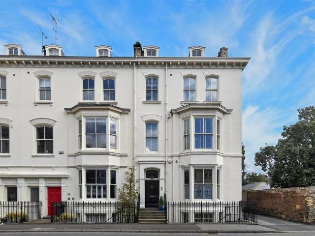 6 bedroom terraced house for sale