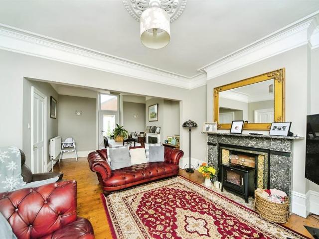 6 bedroom terraced house for sale