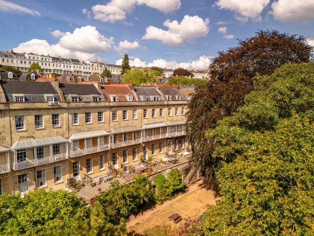 6 bedroom terraced house for sale