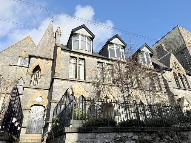 6 bedroom terraced house for sale