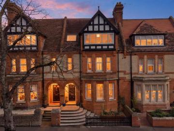 House for sale in Burhill - Equipped kitchen