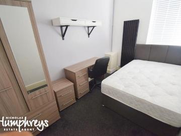 6 bedroom Terraced House To Let