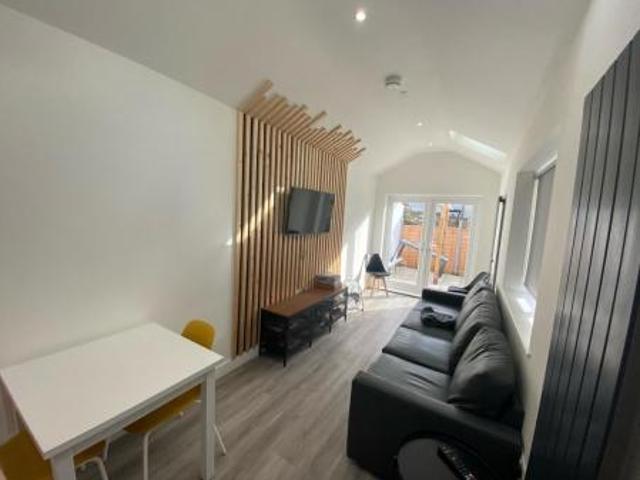 6 bedroom Terraced House To Let