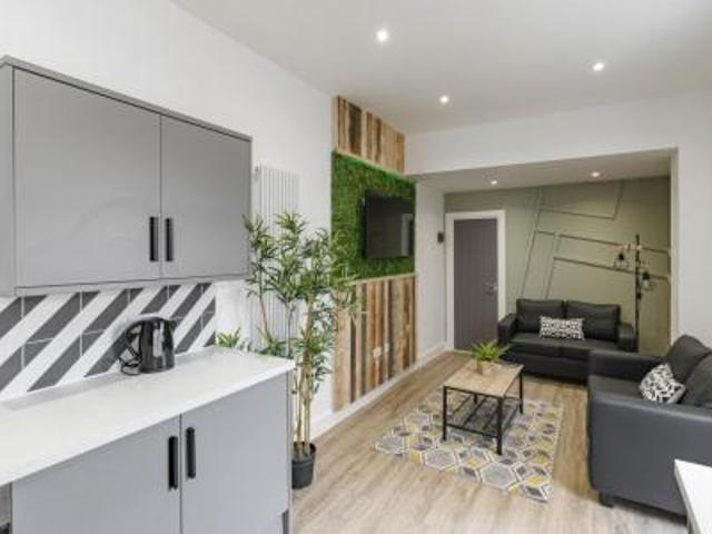 6 bedroom Terraced House To Let