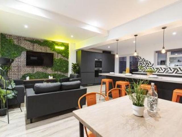 6 bedroom Terraced House To Let