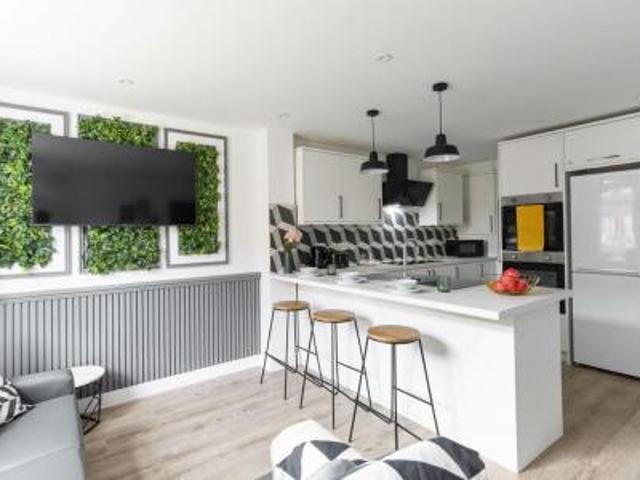 6 bedroom Terraced House To Let