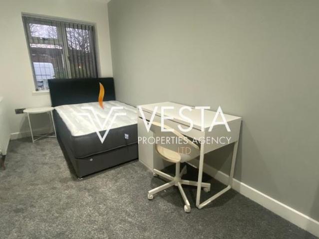 6 bedroom terraced house to rent