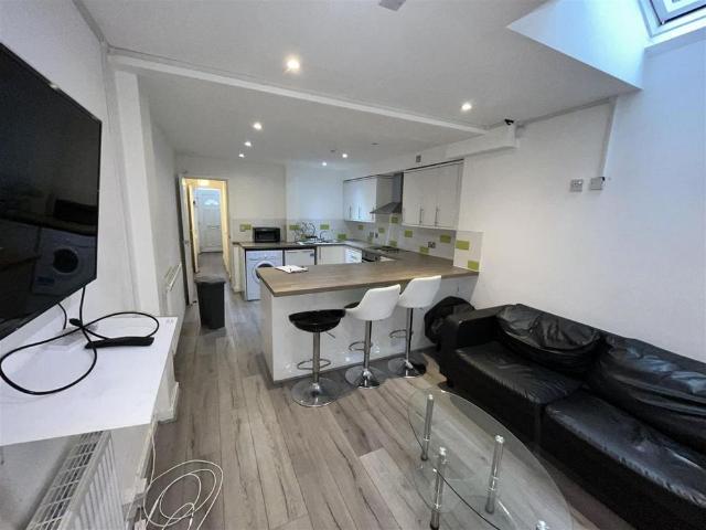6 bedroom terraced house to rent