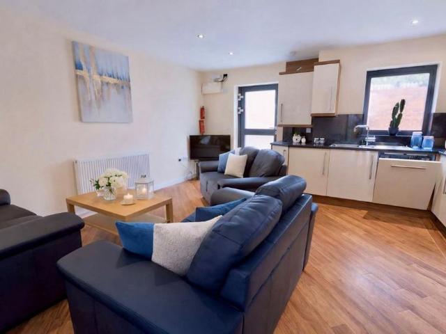 6 bedroom terraced house to rent