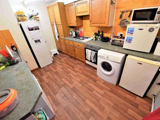 6 bedroom terraced house to rent