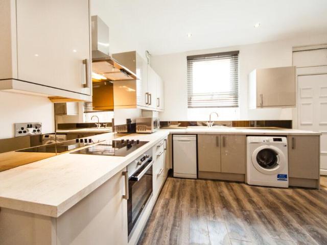 6 bedroom terraced house to rent