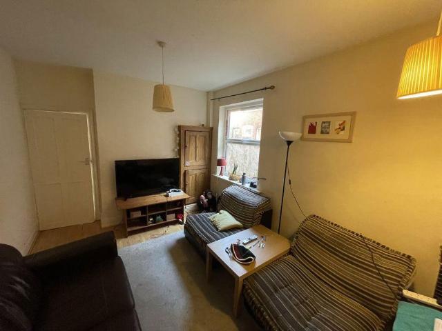 6 bedroom terraced house to rent
