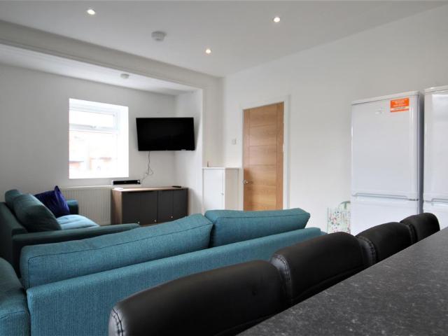 6 bedroom terraced house to rent