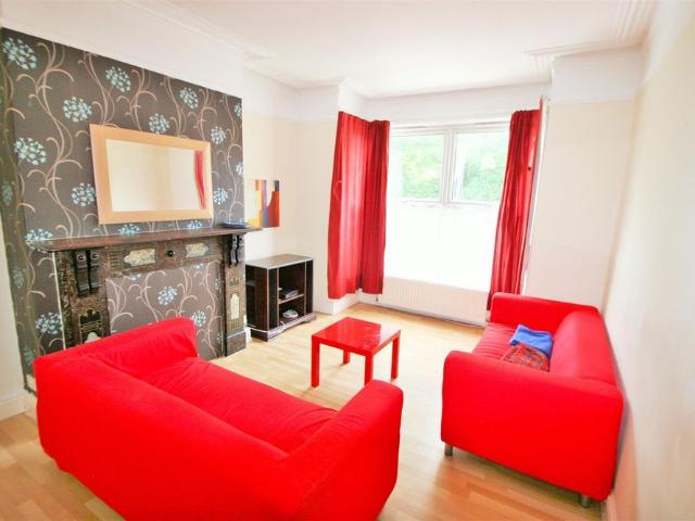 6 bedroom terraced house to rent